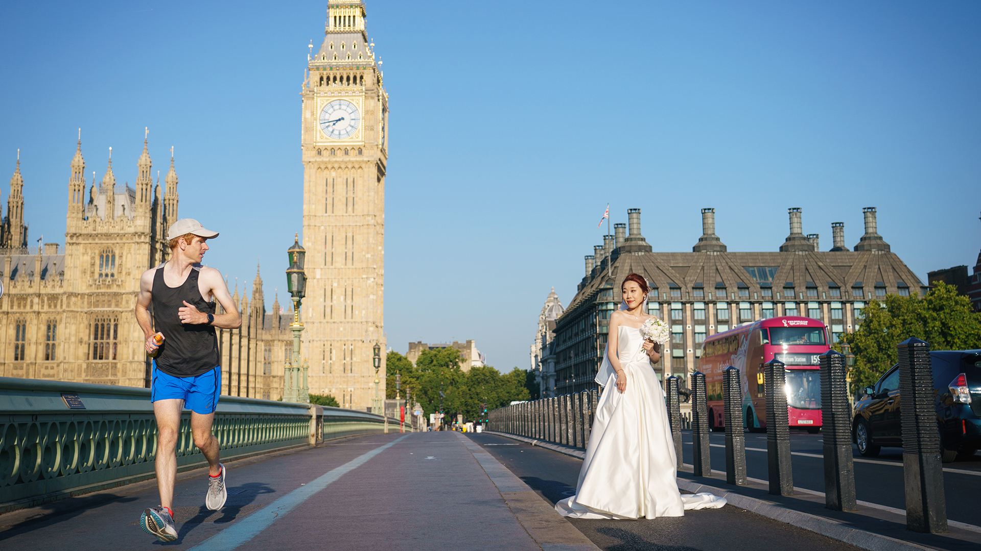 Eine Braut posiert für Hochzeitsporträts auf der Westminster Bridge in London. | dpa