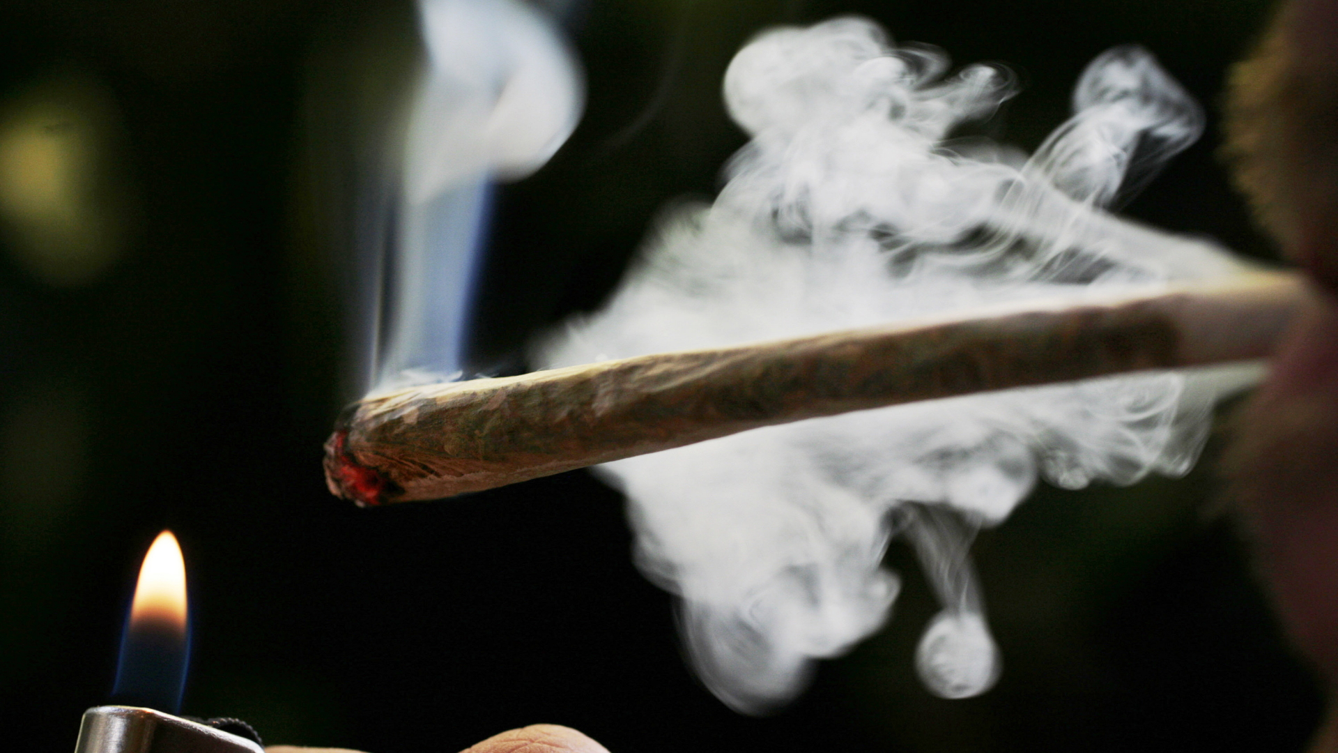 Ein Mann raucht einen Joint. | AP