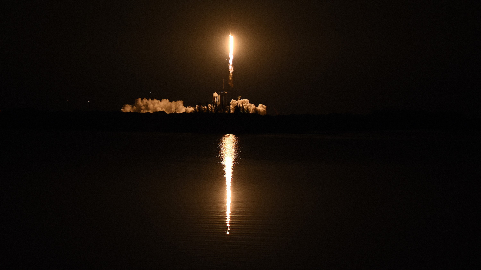 Eine "Falcon 9"-Rakete der Firma SpaceX schießt Starlink-Satelliten ins All (Bild vom 6.05.2022). | AFP