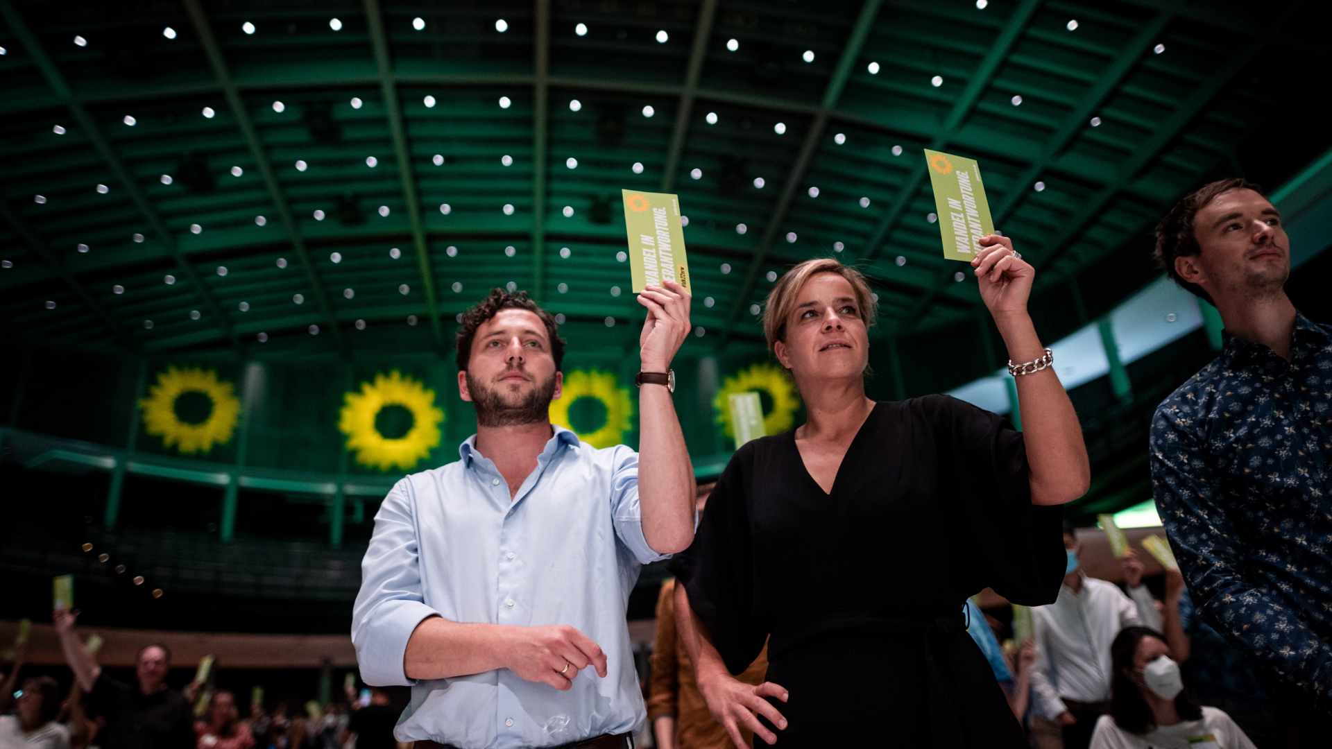 Die Landesparteivorsitzenden der Grünen, Felix Banaszak und  Mona Neubaur, stimmen beim Parteitag in Bielefeld über den Koalitionsvertrag mit der CDU ab. | dpa